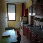 A tatabányai Express House Ingatlaniroda kínálatában, KIADÓ Tatabányán Kertvárosban, a Verebély utca elején, négyemeletes épület